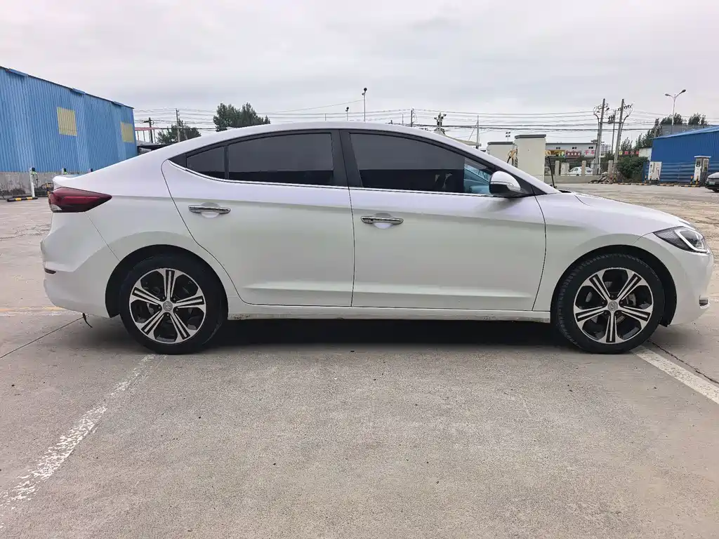 Hyundai Elantra — миниатюра 3
