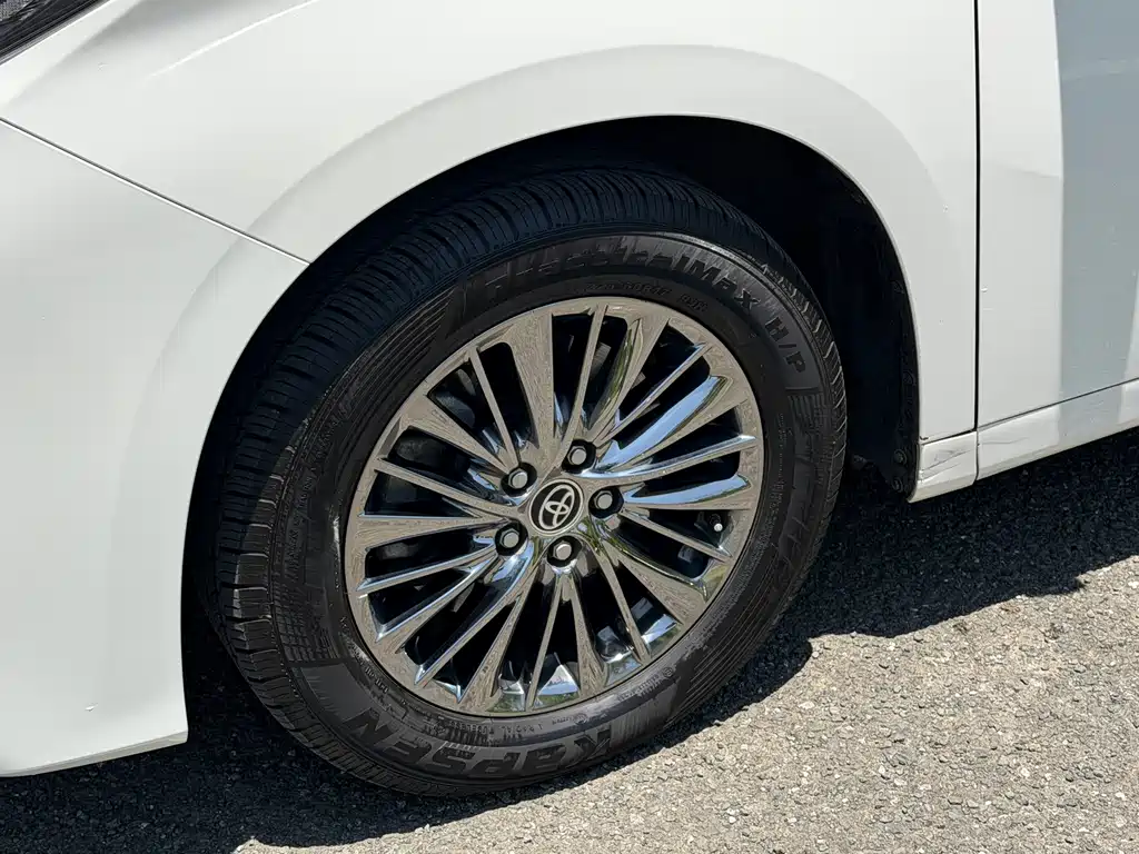 Toyota Alphard — миниатюра 11