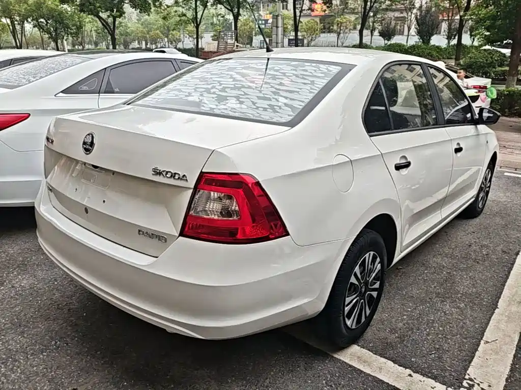 Skoda Rapid — миниатюра 7