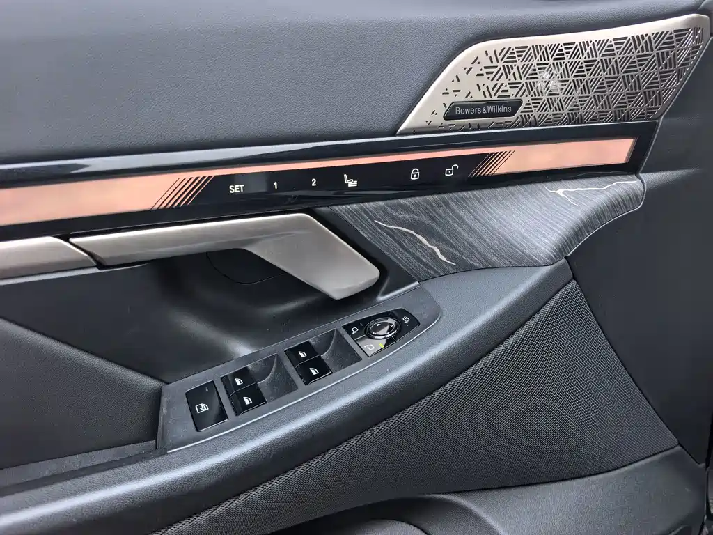 BMW 5 Series — миниатюра 13