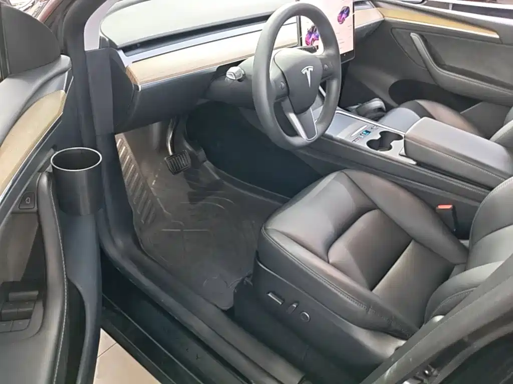 Tesla Model Y — миниатюра 16