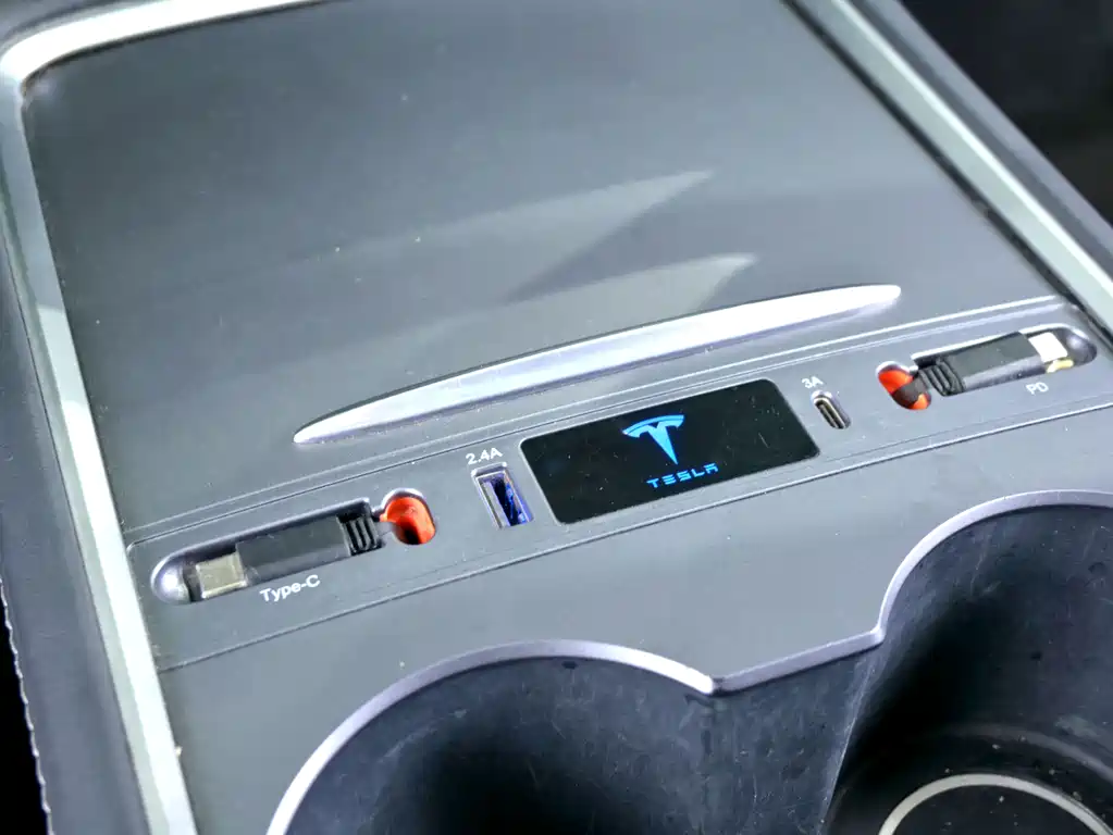 Tesla Model Y — миниатюра 16