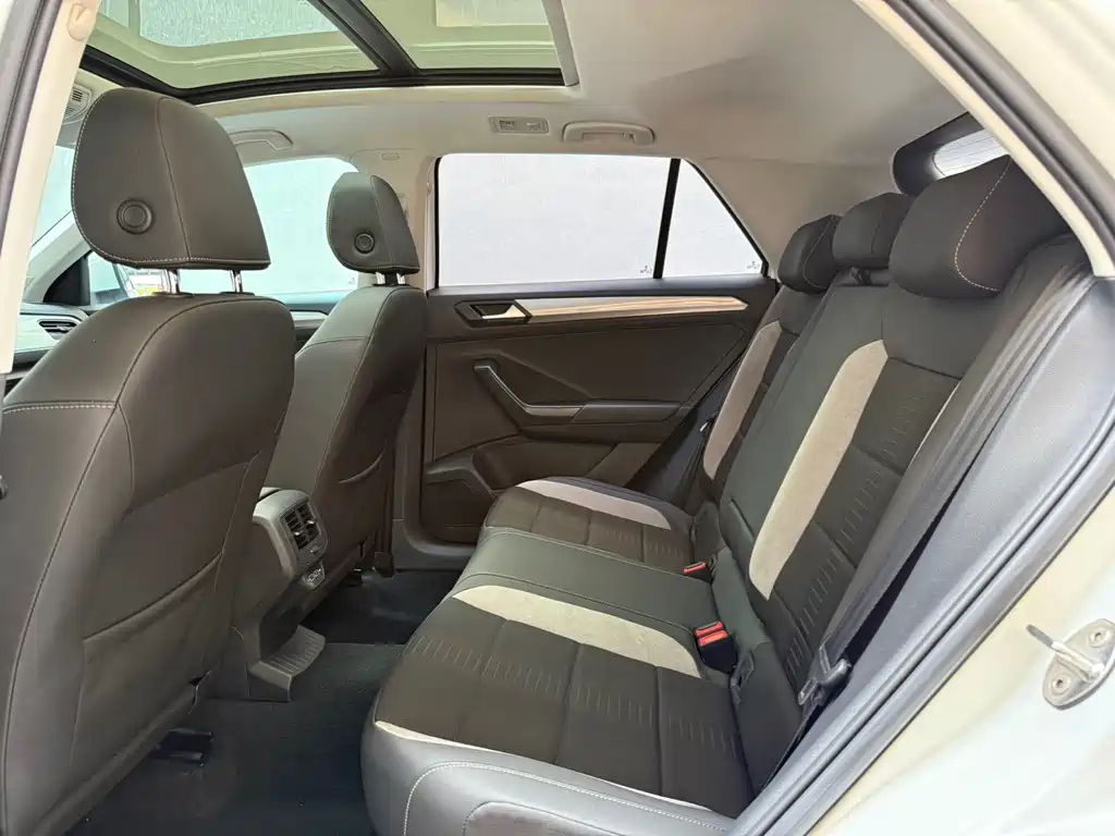 Volkswagen T-Roc — миниатюра 10