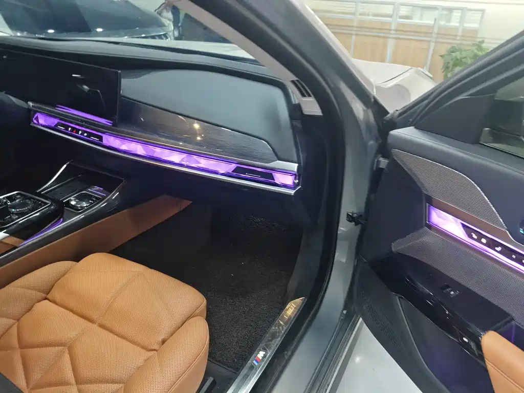 BMW 7 Series — миниатюра 21