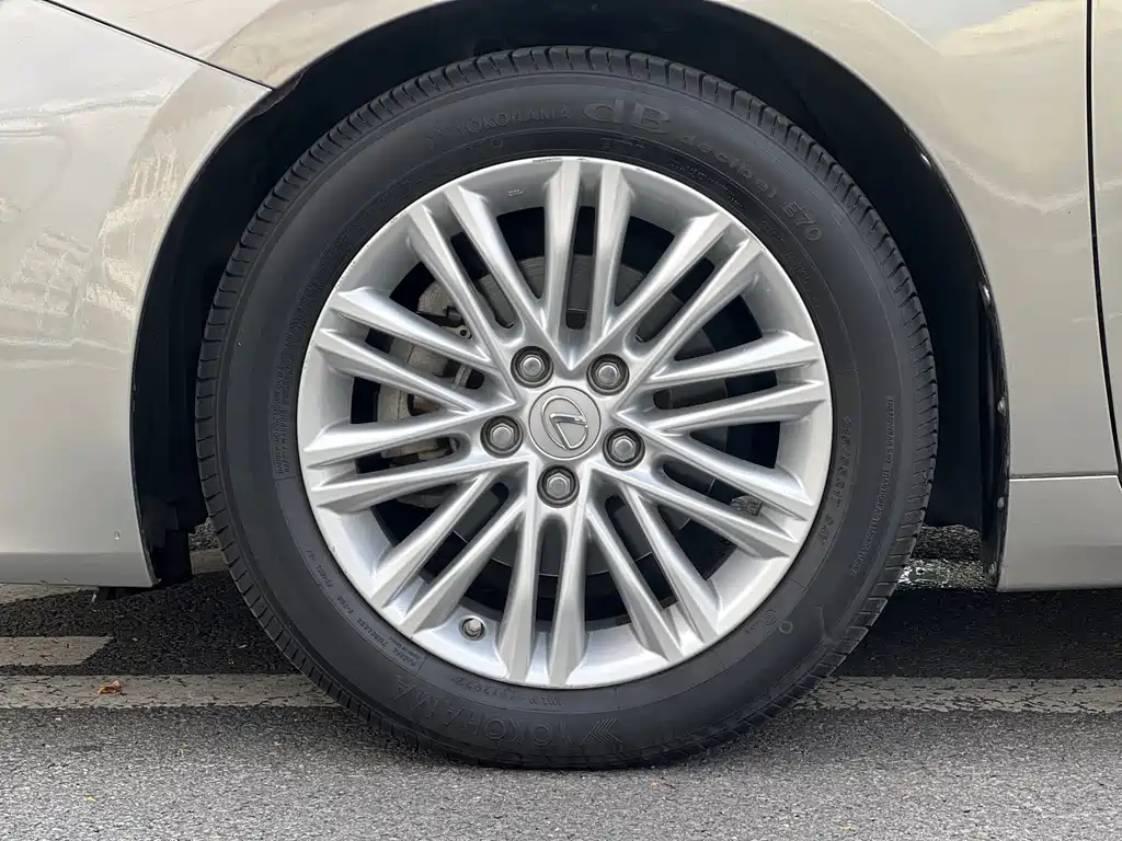 Lexus ES — миниатюра 8