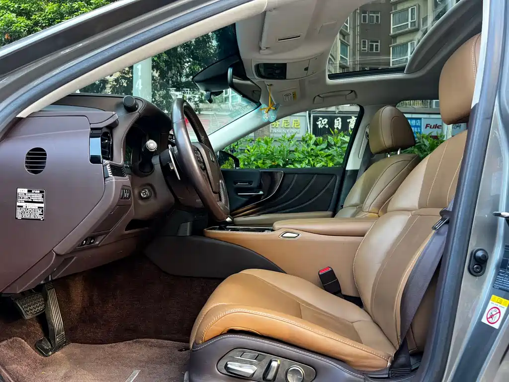 Lexus LS — миниатюра 5