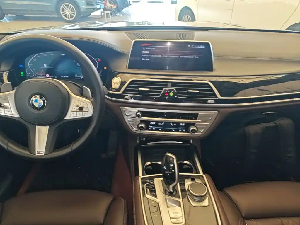 BMW 7 Series — миниатюра 13
