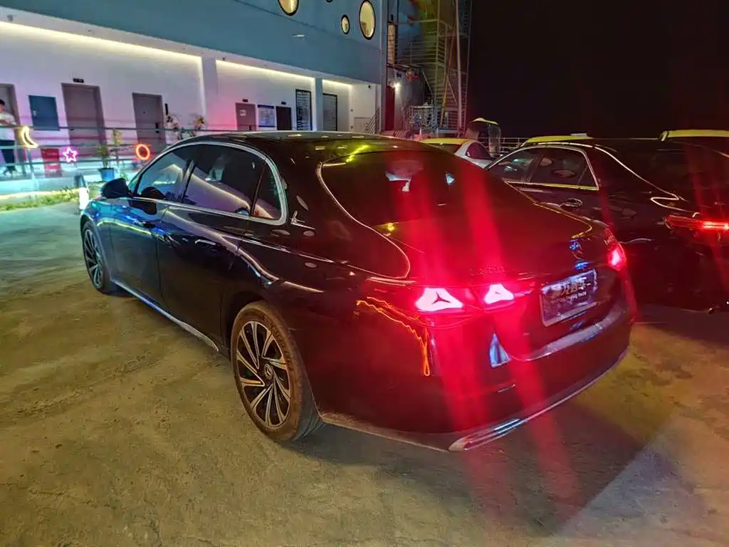 Mercedes-Benz E-Class — миниатюра 6