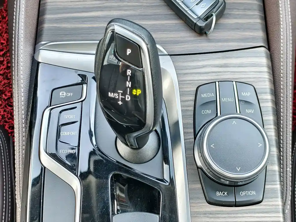BMW 5 Series — миниатюра 12