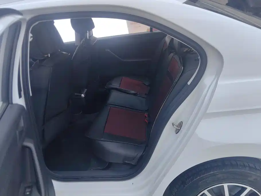 Volkswagen Jetta — миниатюра 11