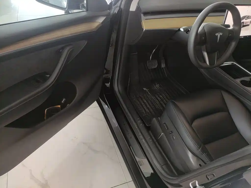 Tesla Model Y — миниатюра 16
