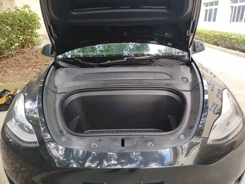 Tesla Model Y — миниатюра 20