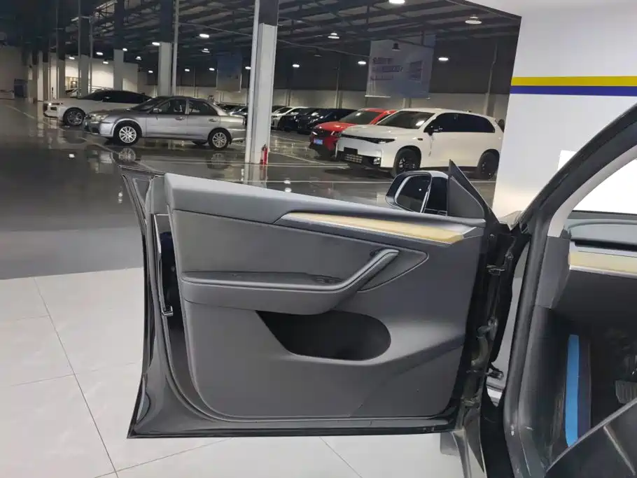 Tesla Model Y — миниатюра 7
