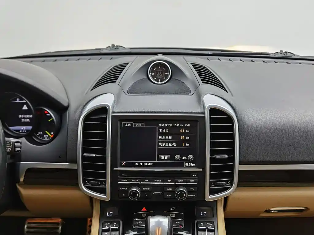 Porsche Cayenne Hybrid — миниатюра 12