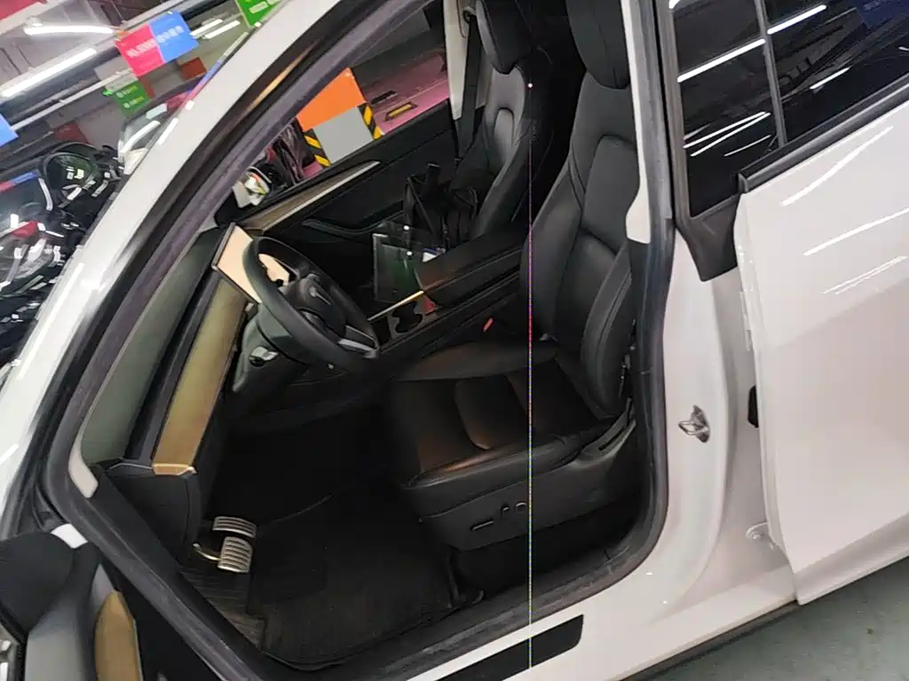 Tesla Model Y — миниатюра 15