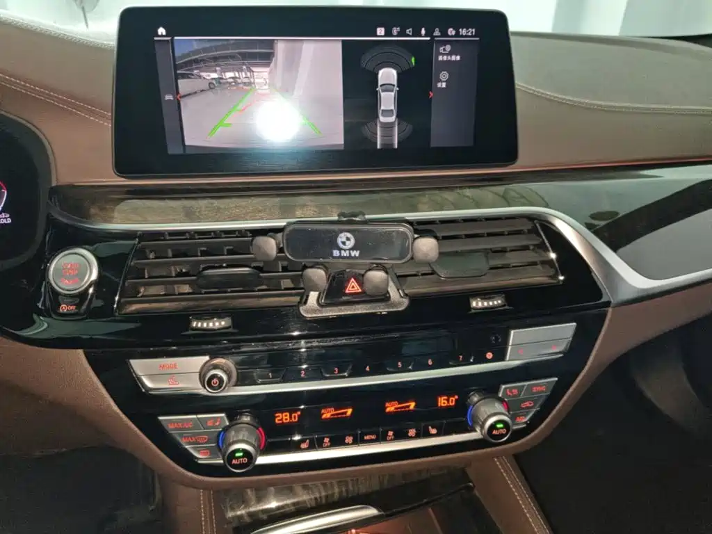 BMW 5 Series — миниатюра 13