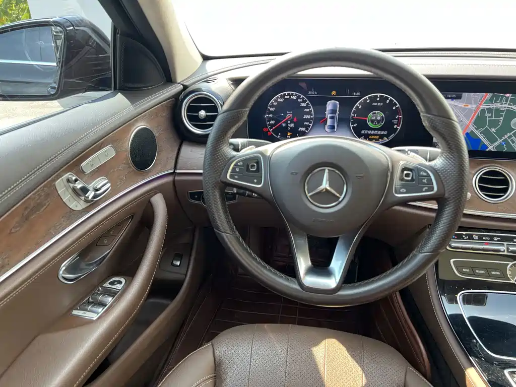Mercedes-Benz E-Class — миниатюра 7