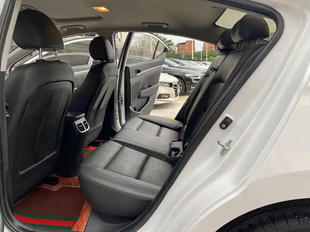 Hyundai Elantra — миниатюра 11