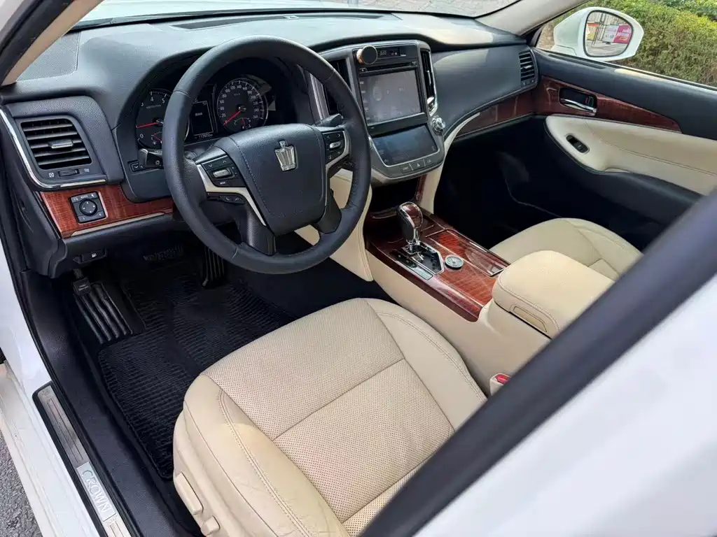 Toyota Crown — миниатюра 8