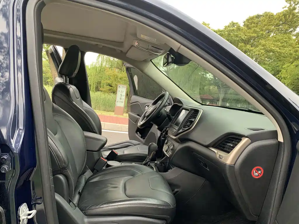 Jeep Cherokee (Import) — миниатюра 13