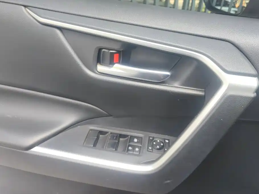 Toyota RAV4 — миниатюра 7