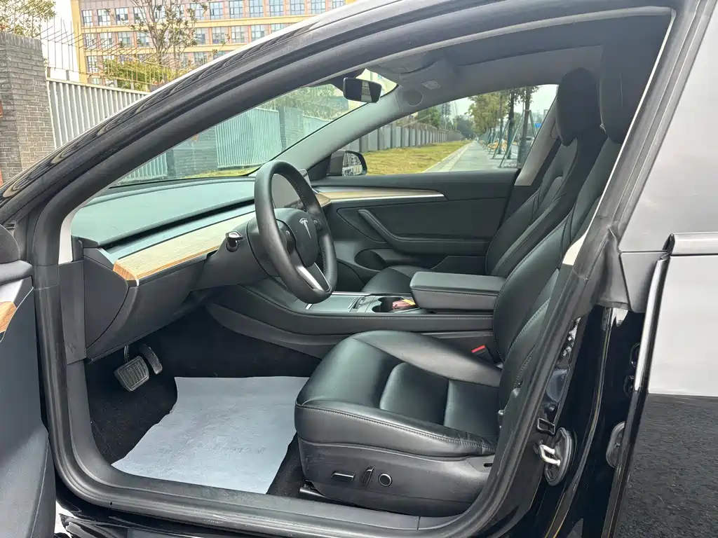 Tesla Model 3 — миниатюра 13