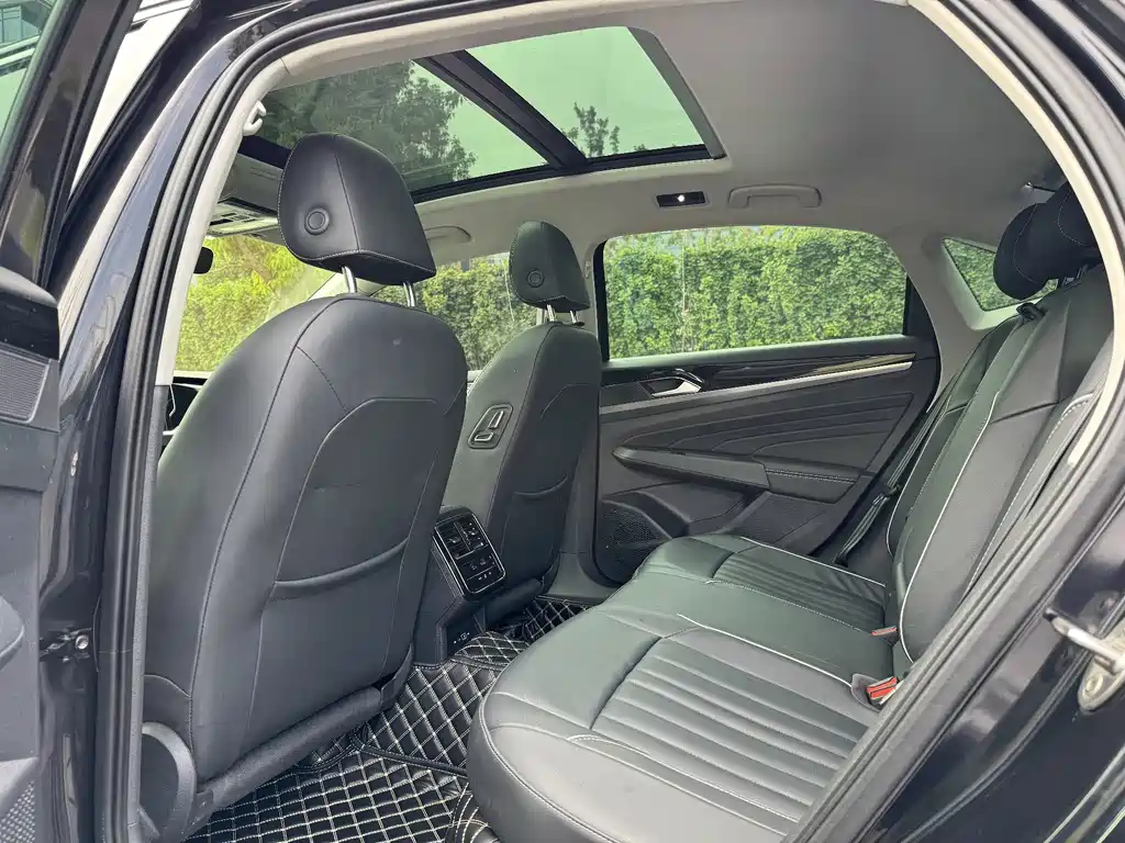 Volkswagen Passat PHEV — миниатюра 10