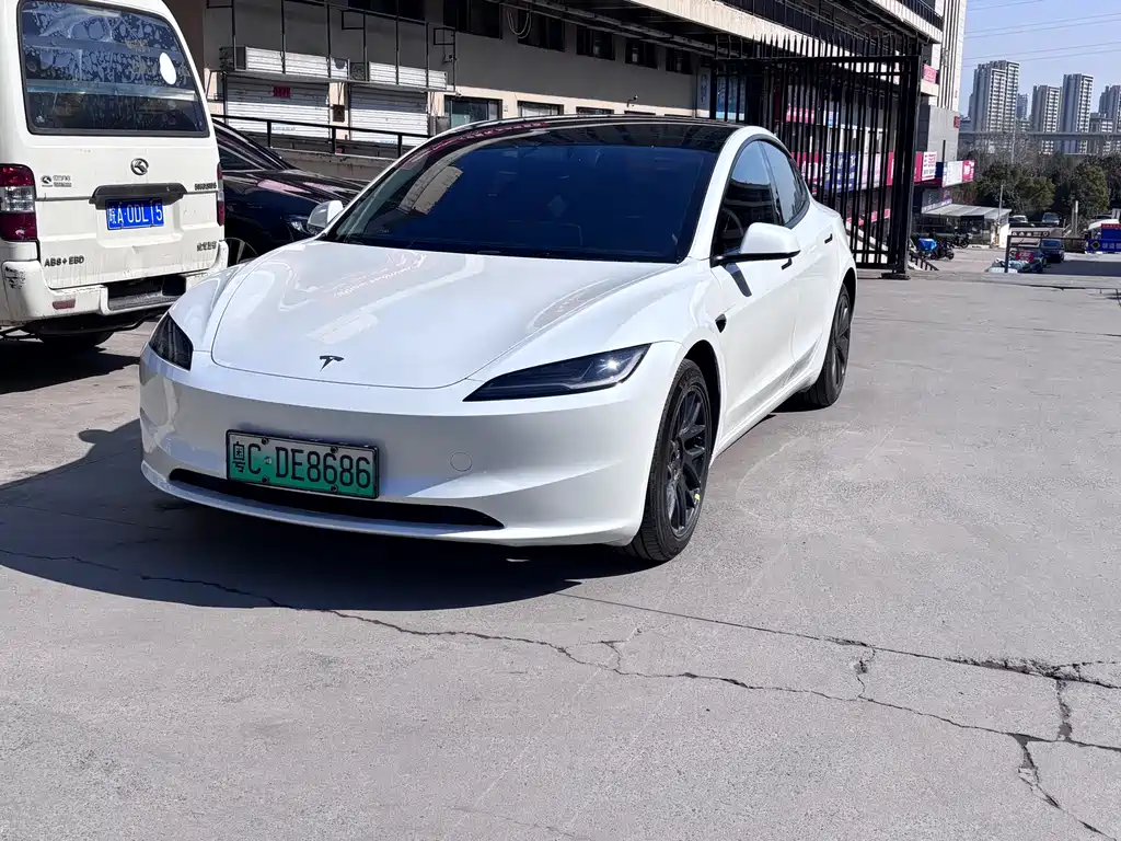 TESLA MODEL 3