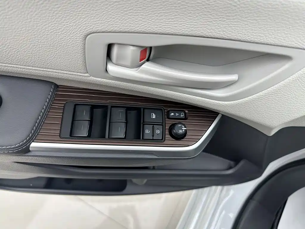 Toyota Sienna — миниатюра 4