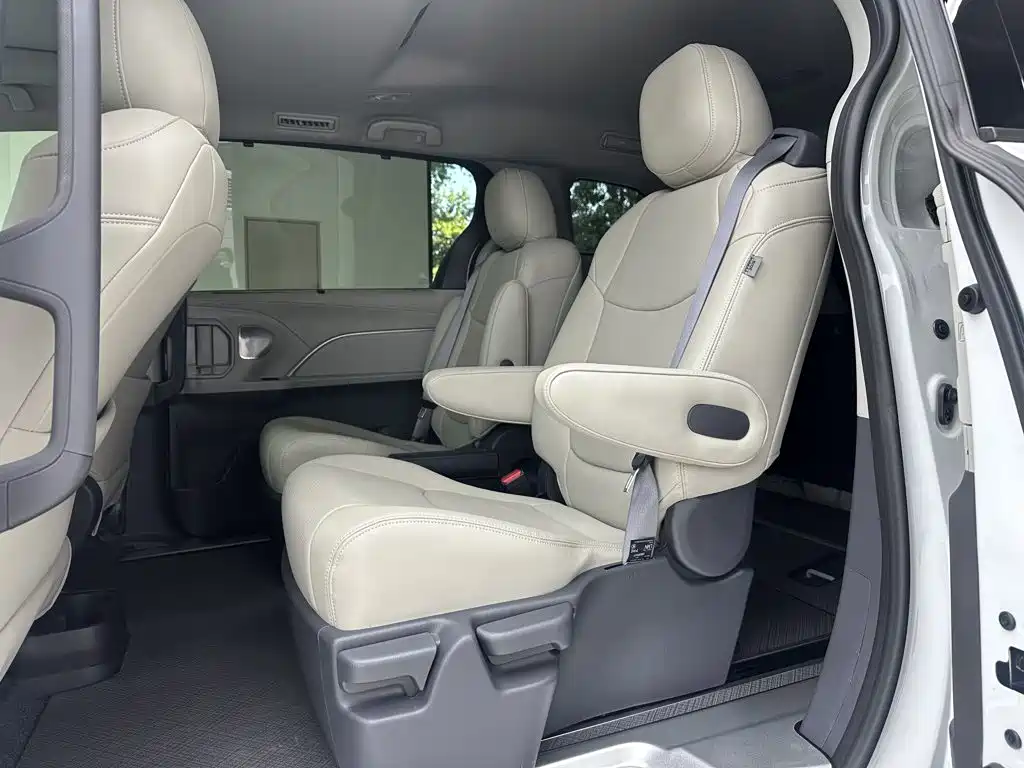 Toyota Sienna — миниатюра 22