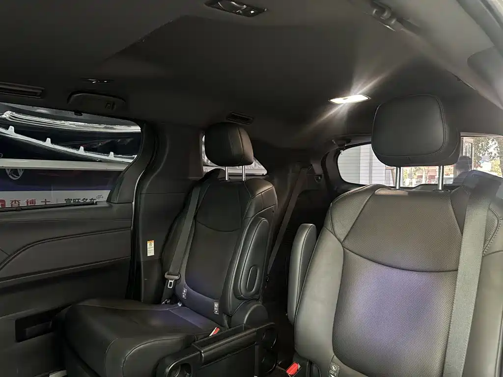 Toyota Sienna — миниатюра 18