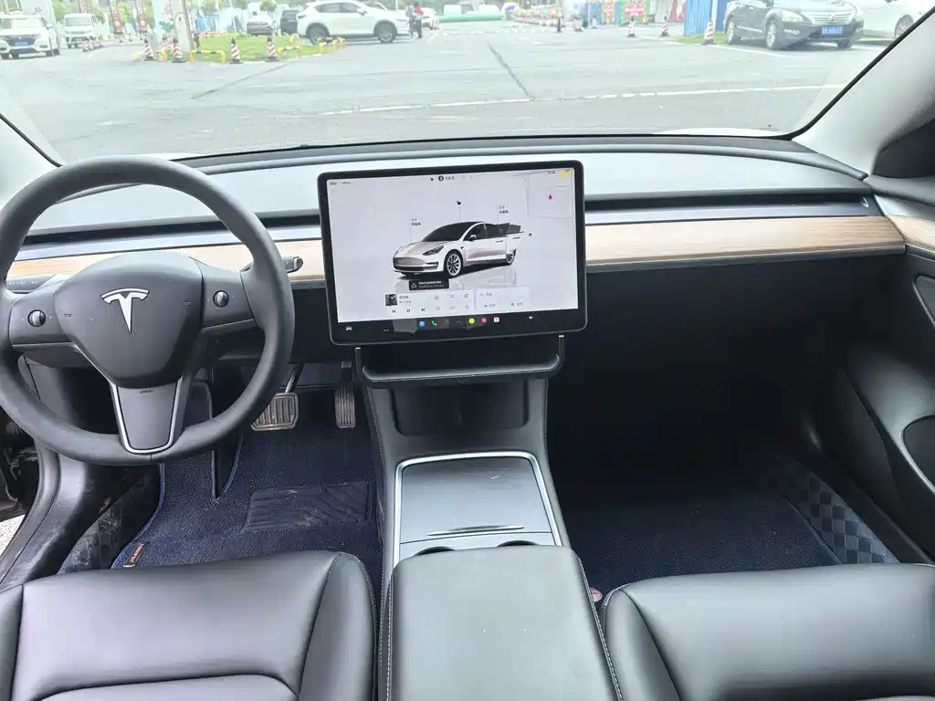 Tesla Model 3 — миниатюра 5