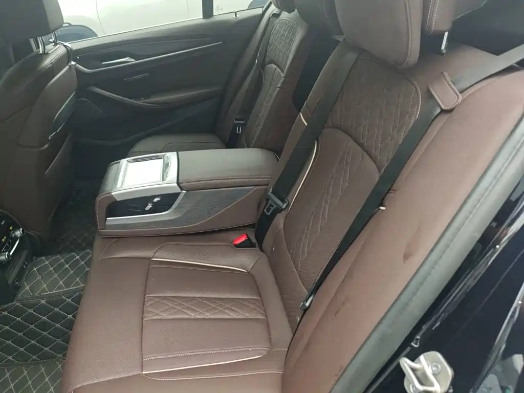 BMW 5 Series — миниатюра 13