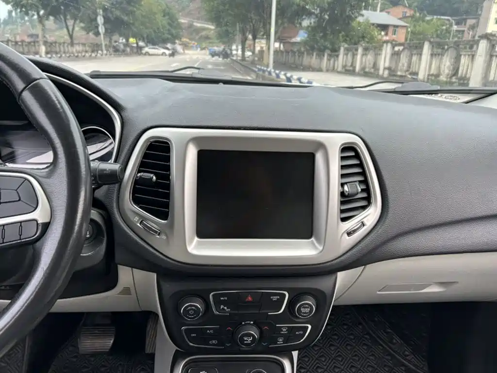Jeep Compass — миниатюра 11