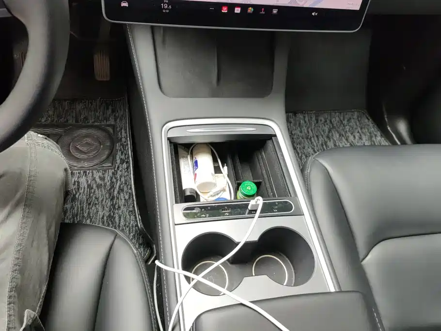 Tesla Model Y — миниатюра 16