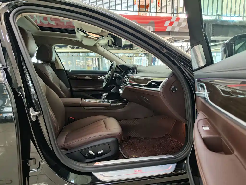 BMW 7 Series — миниатюра 5