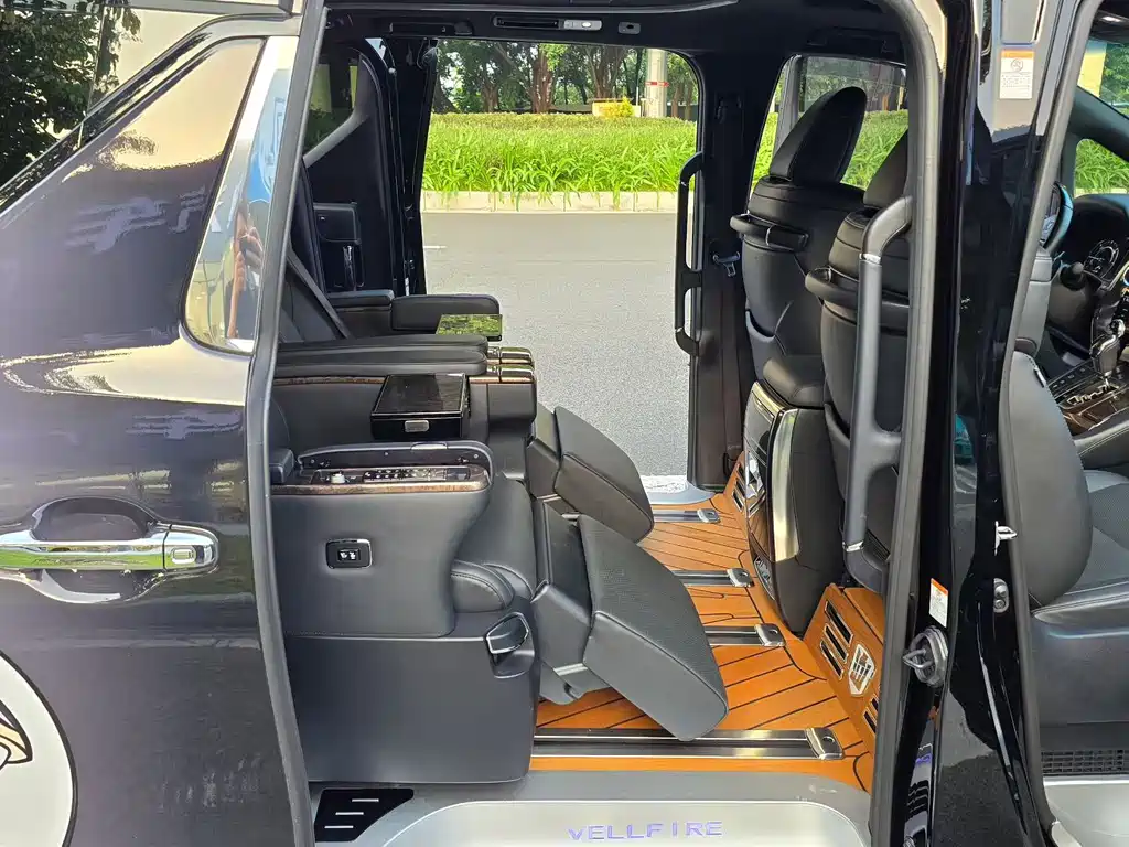 Toyota Vellfire — миниатюра 8