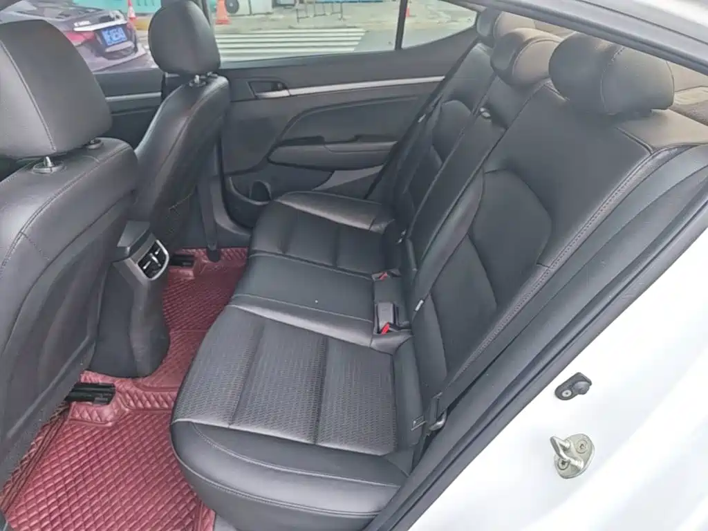 Hyundai Elantra — миниатюра 17