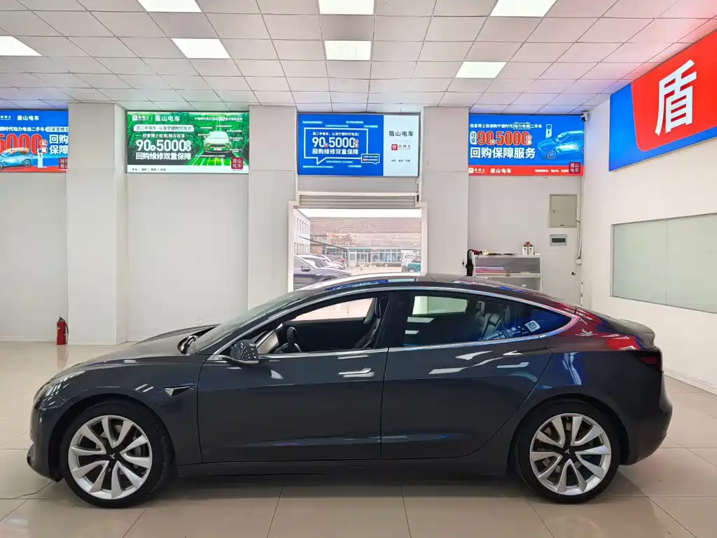 Tesla Model 3 — миниатюра 3