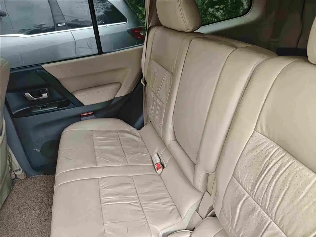 Mitsubishi Pajero — миниатюра 7