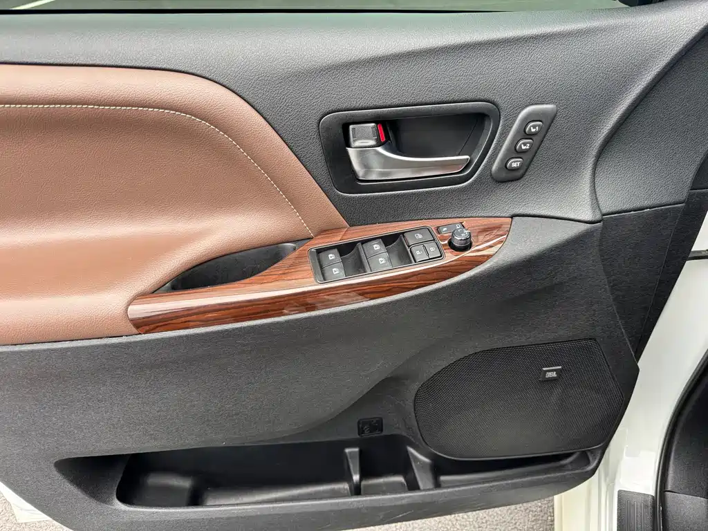 Toyota Sienna — миниатюра 22
