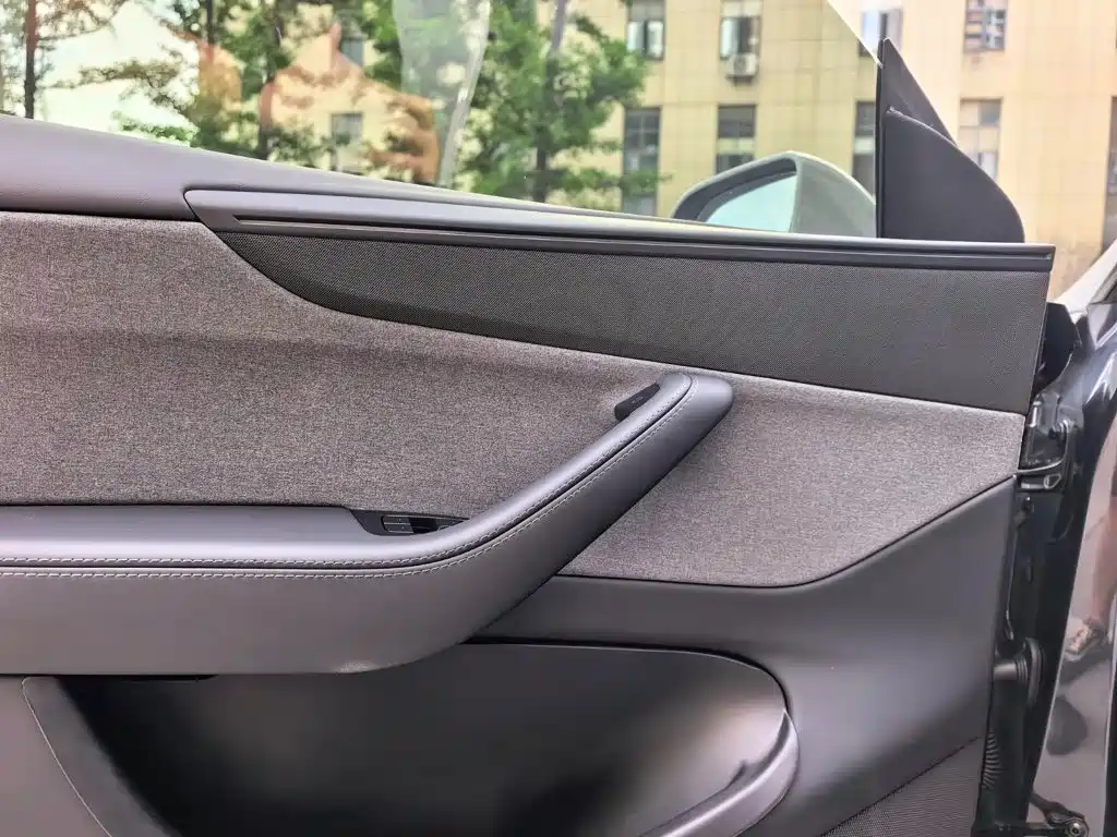 Tesla Model Y — миниатюра 11