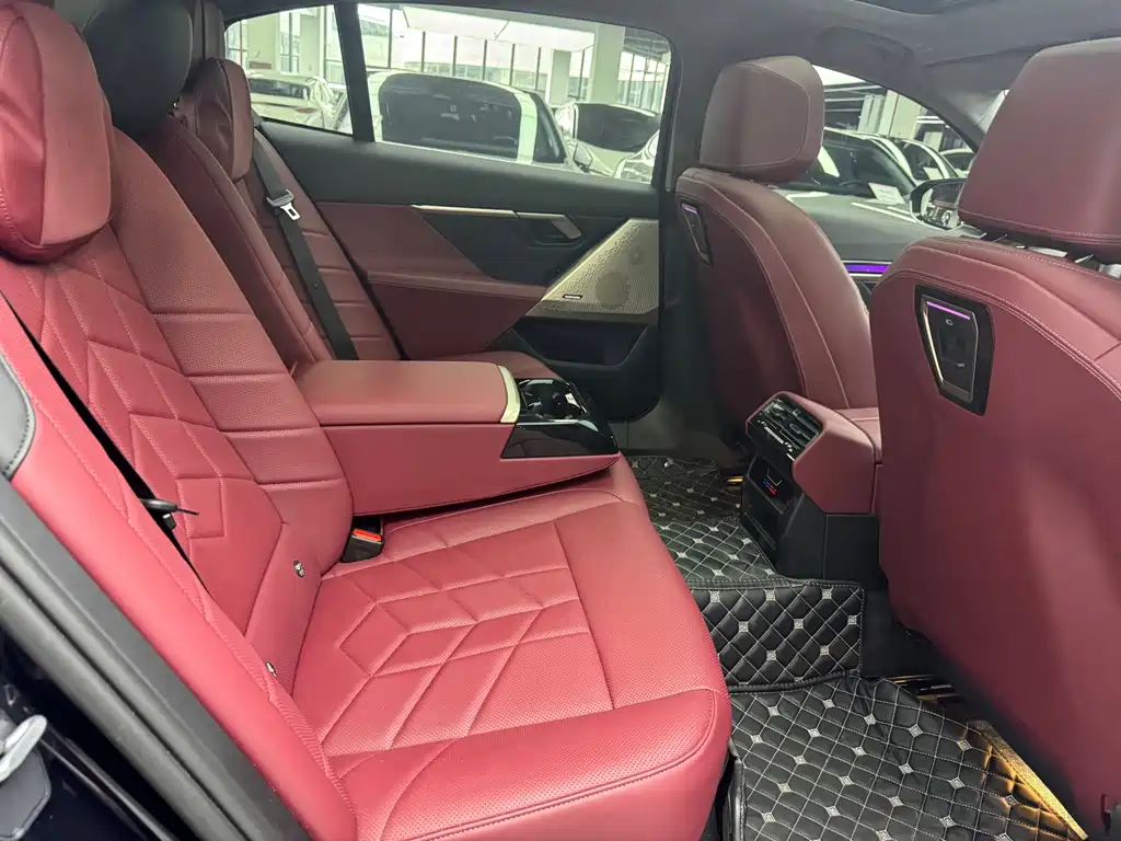 BMW 5 Series — миниатюра 9