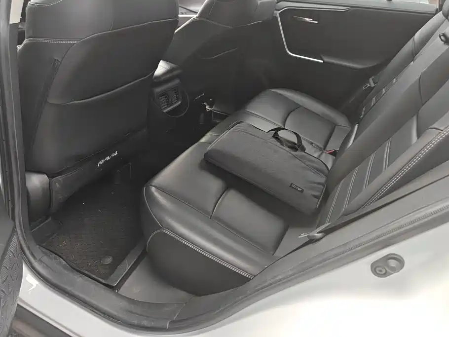 Toyota RAV4 — миниатюра 11