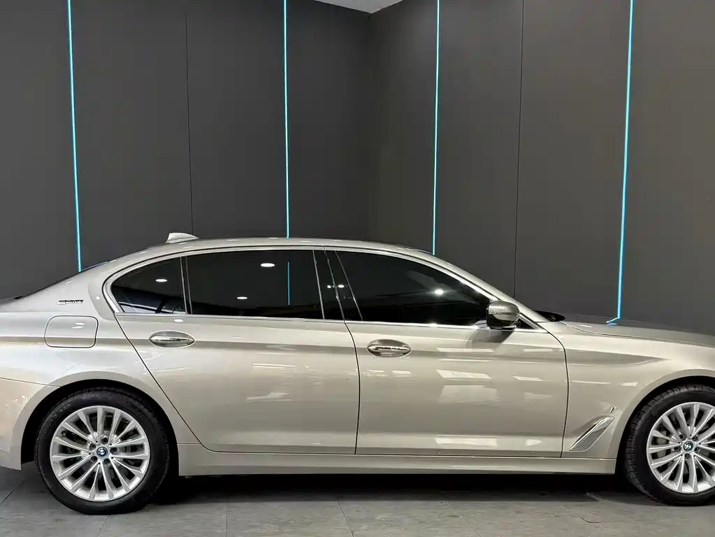 BMW 5 Series New Energy — миниатюра 5