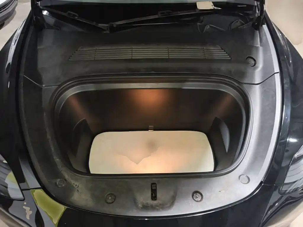 Tesla Model Y — миниатюра 20