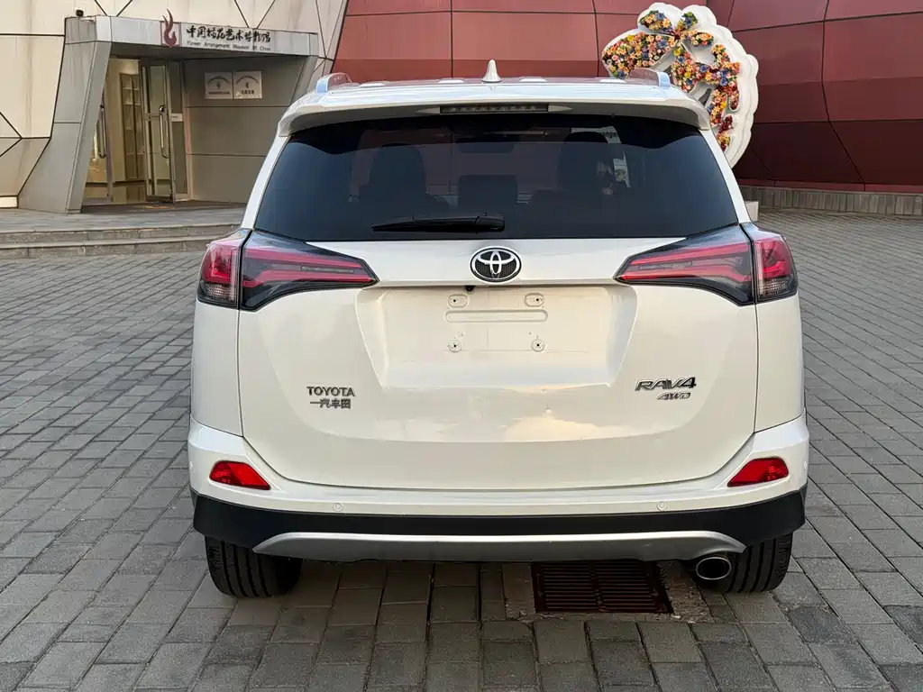 Toyota RAV4 — миниатюра 5