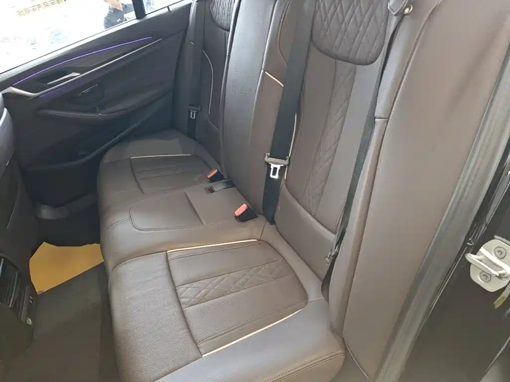 BMW 5 Series — миниатюра 17