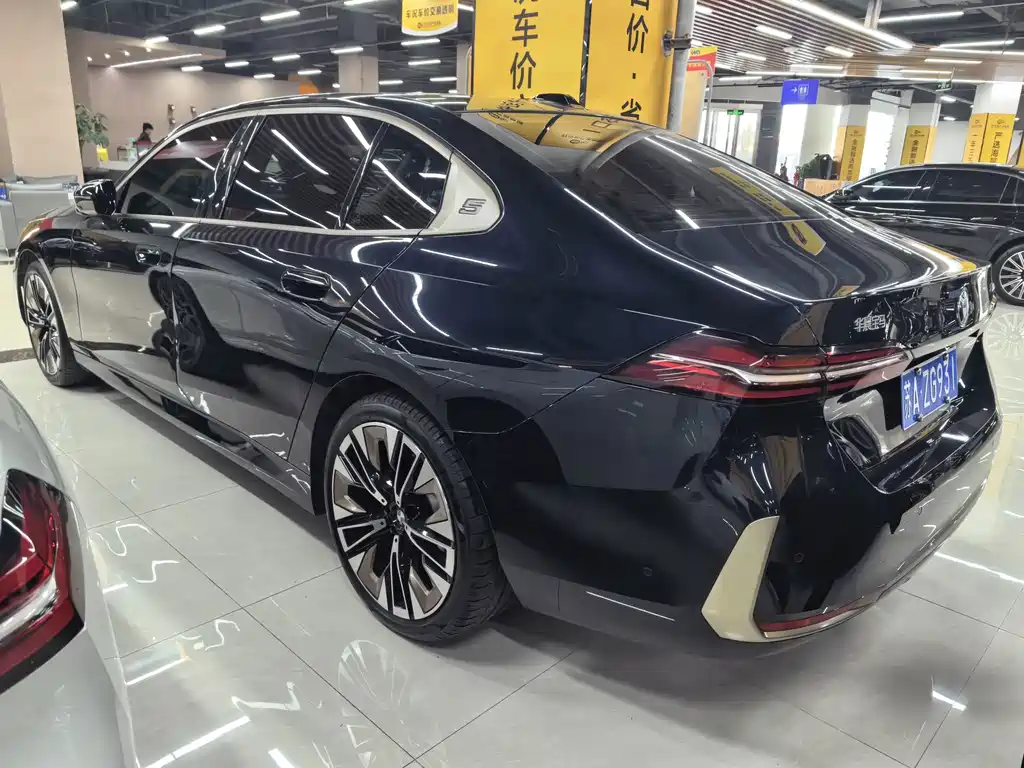 BMW 5 Series — миниатюра 12