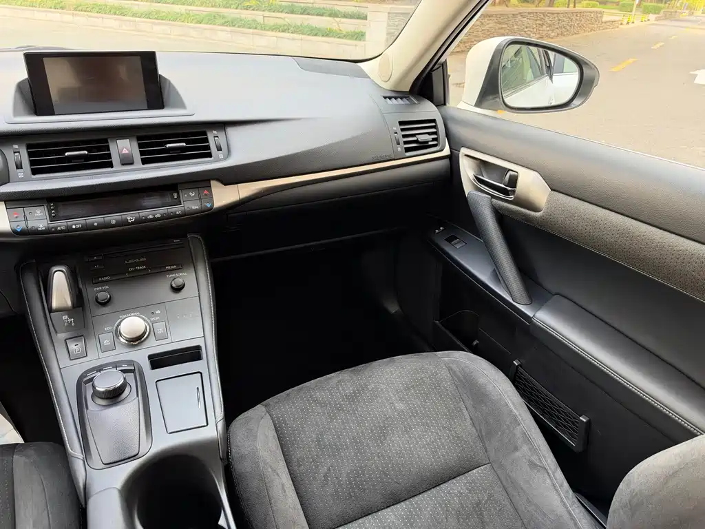Lexus CT — миниатюра 12